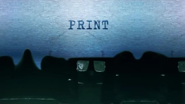 Печать слов Печать на листе бумаги со старой винтажной машинкой . — стоковое видео