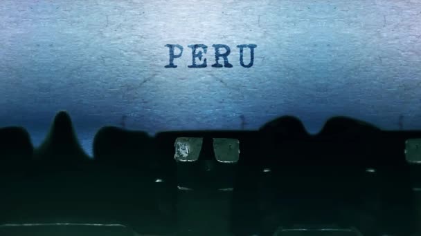 Perú palabras Escribir en una hoja de papel con una vieja máquina de escribir vintage . — Vídeos de Stock