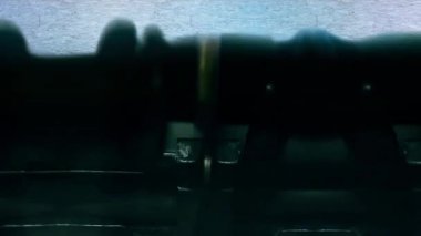 Bölüm 4 Eski bir daktiloyla bir kağıt parçasına yazı yazma.