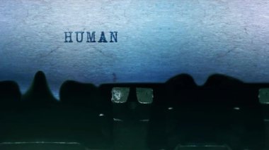 İnsan Kaynakları eski bir daktiloyla bir kağıt üzerine yazı yazıyor..