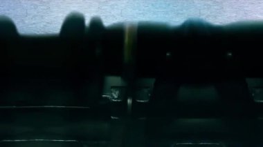 Sigorta poliçesi sözcükleri eski bir daktiloyla bir kağıda yazılıyor..