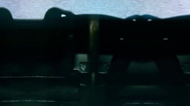 Eski bir daktiloyla bir kağıt parçasına yazı yazmanın sonu.