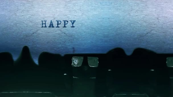 Grattis på födelsedagen ord Skriva på ett pappersark med en gammal vintage skrivmaskin. — Stockvideo