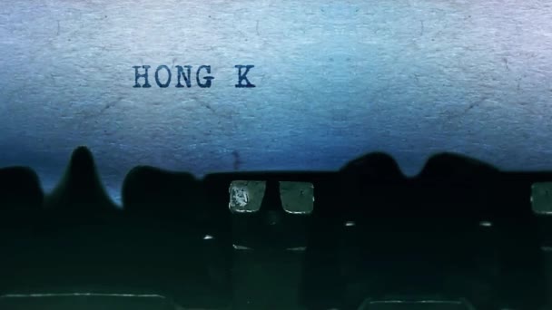 Hong Kong palabras Escribir en una hoja de papel con una vieja máquina de escribir vintage . — Vídeos de Stock