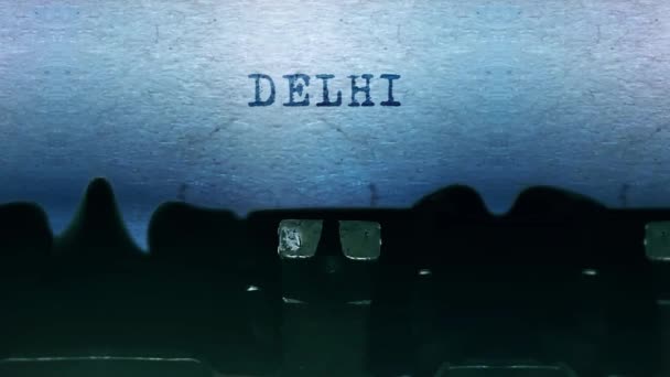 Delhi words Digitando em uma folha de papel com uma velha máquina de escrever vintage . — Vídeo de Stock