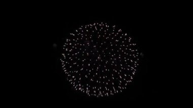 Havai fişekler Gece Gökyüzünü Canlandırır