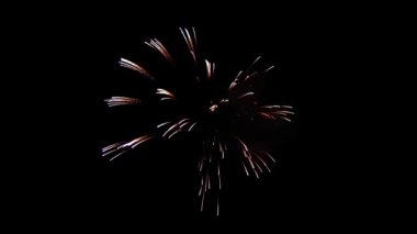 Büyük, parlak havai fişek ışıkları gece gökyüzünde alfa yeşil ekran animasyonu