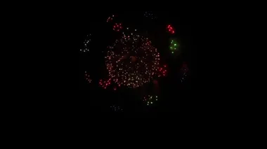 Büyük, parlak havai fişek ışıkları gece gökyüzünde alfa yeşil ekran animasyonu