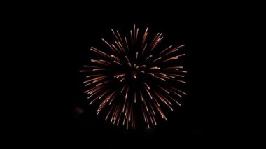 Büyük, parlak havai fişek ışıkları gece gökyüzünde alfa yeşil ekran animasyonu