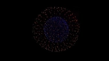 Büyük, parlak havai fişek ışıkları gece gökyüzünde alfa yeşil ekran animasyonu