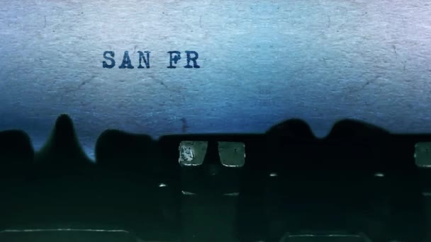 SAN FRANCISCO mots Dactylographier sur une feuille de papier avec une vieille machine à écrire vintage . — Video