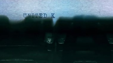 BİRLİK KINGDOM sözcükleri eski tip daktiloyla bir kağıt parçasına yazılıyor.