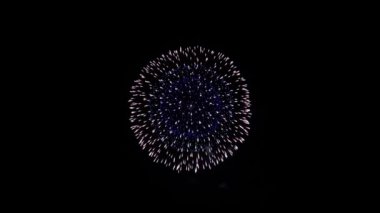 Gece Gökyüzü Yeşil Ekran Canlandırmasında Renkli Havai fişekler Patlama Işığı.