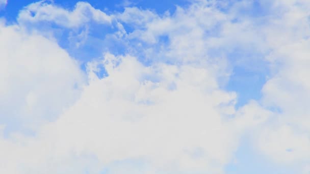 Nuvens céu azul e loop de sol Fundo de animação Tela Verde Alpha . — Vídeo de Stock