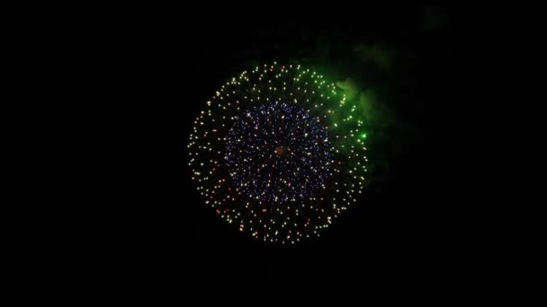 Luce esplosione fuochi d'artificio colorati nel cielo notturno Animazione schermo verde . — Video Stock