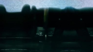 Yazarlar kelimeleri eski klasik daktilo ile kağıt üzerine yazarak engeller.