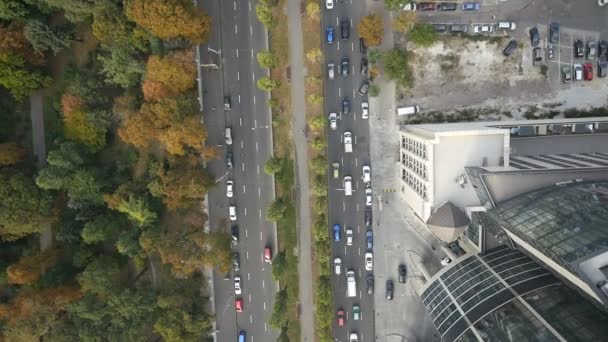 Vista aérea com vista para baixo de cima edifícios da cidade . — Vídeo de Stock