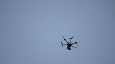 Mavi gökyüzü uçan uçak hexacopter