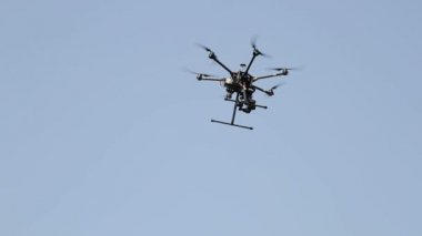 Uçan karşı kadar Quadcopter yükselir gökyüzüne uçmak.