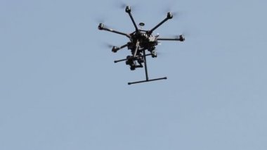gökyüzünde uçan uçak hexacopter