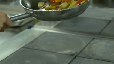 Lezzetli pan karıştırın kızarmış renkli taze sebze hazırlanmaktadır