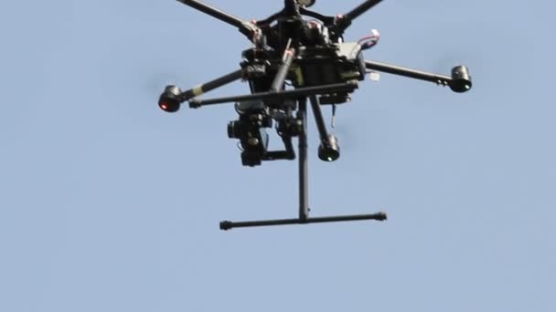 Gökyüzü uçan uçak hexacopter — Stok video