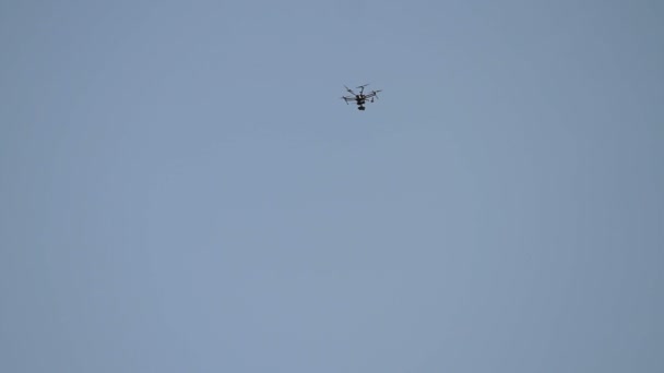 Drone hexacopter repül a kék ég — Stock videók