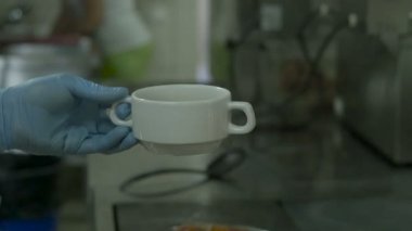 kepçe çorba bir kase içine dökün ağır çekim video