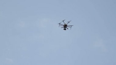 hexacopter uçak gökyüzünde uçar