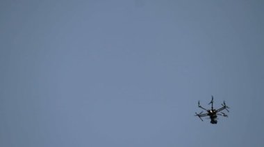 dron hexacopter sinek mavi gökyüzü