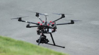 Pervane dönen bir dron başlatın.