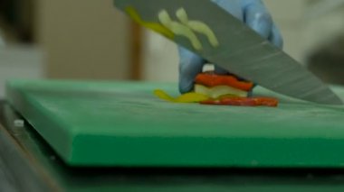 Şef kırmızı peper kadar bir tahta üzerinde bir bıçak ile kesme