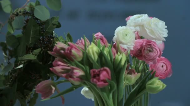 Câmera dispara flores das Tulipas, buquê em movimento. Para utilização como fundo . — Vídeo de Stock