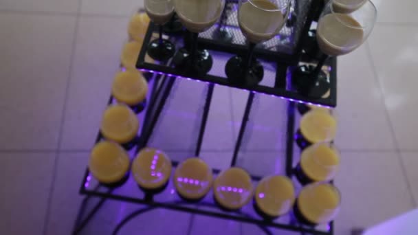 Schöne Linie von Likör-Cocktails Party auf einem Pariser Rack-Tische — Stockvideo