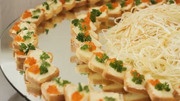 Mesa de banquete de catering decorado con aperitivos caviar — Vídeos de Stock