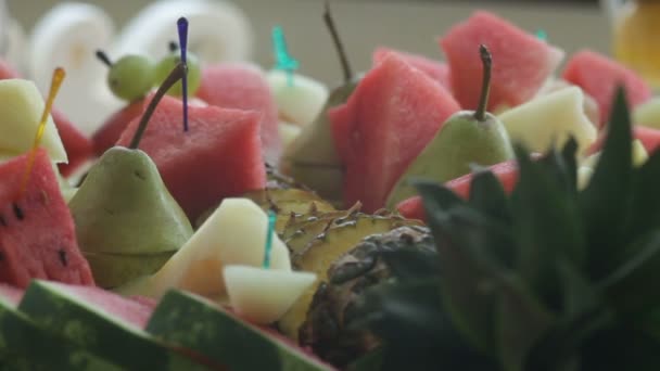 Pyszne słodycze urządzone, koktajl party catering w restauracji — Wideo stockowe