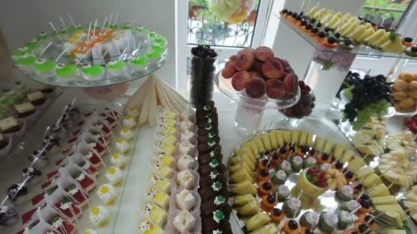 Deliciosos doces decorados na mesa buffet, coquetéis festa catering — Vídeo de Stock