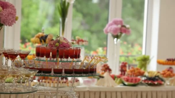 Deliciosos doces decorados frutas em mesas para festa de coquetéis de casamento — Vídeo de Stock