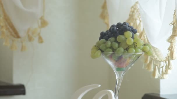 Uvas decoradas em coquetéis de vidro festa — Vídeo de Stock