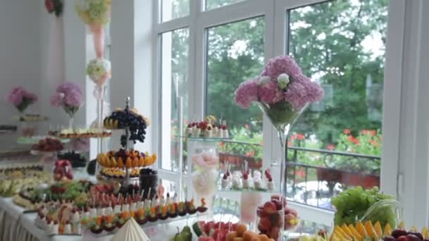 Deliciosos dulces decorados y frutas en mesas cócteles fiesta catering — Vídeos de Stock