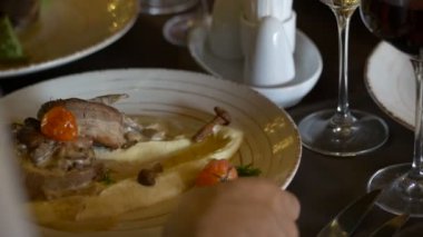 Patates püresi bir bacon ve domates ile vardır. arka plan