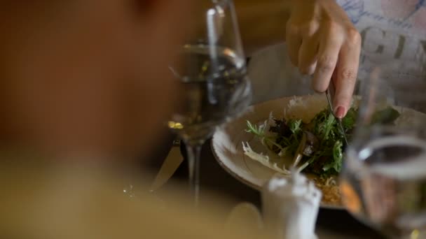 Γυναίκα τρώει σαλάτα σε πολυτελές εστιατόριο — Αρχείο Βίντεο