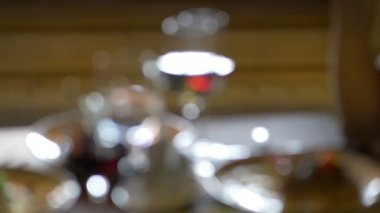 Evli çift kişi kırmızı şarap içme. arka plan