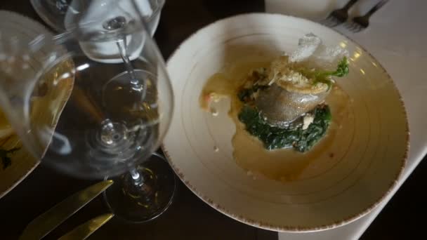 Вкусная украшенная еда на столе в роскошном ресторане — стоковое видео