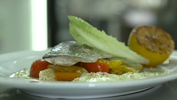 Servir Platos Pescado y Verduras Albahaca Limón en Restaurante — Vídeos de Stock