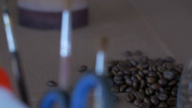 kahverengi bir masada kahve taneleri vardır