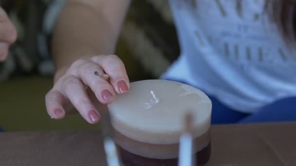Ручна робота, виготовлення декору свічки — стокове відео