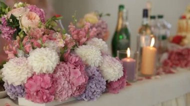 Güzel çiçek dekorasyon düğün kutlama için ayarlı tablo için