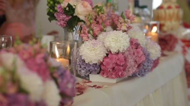 Beautiful flower decoration for the table setted for wedding celebration — Stock Video