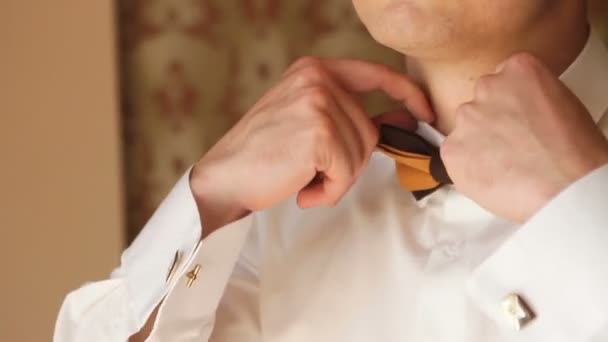 Bräutigam korrigiert seine orangefarbene Krawatte — Stockvideo